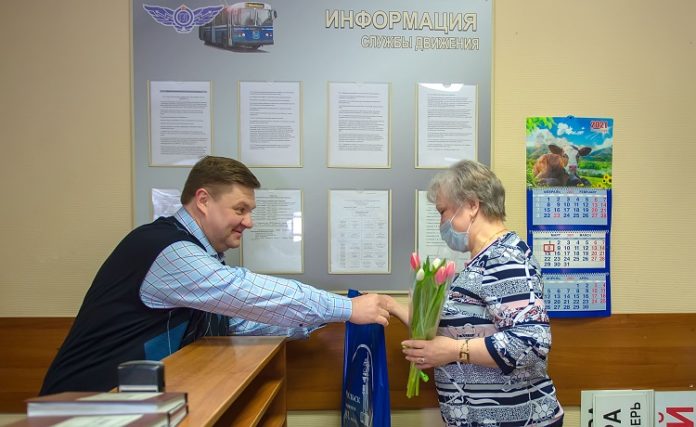 Глава округа Николай Пестов поздравил женщин, находящихся в праздничный день на рабочих местах