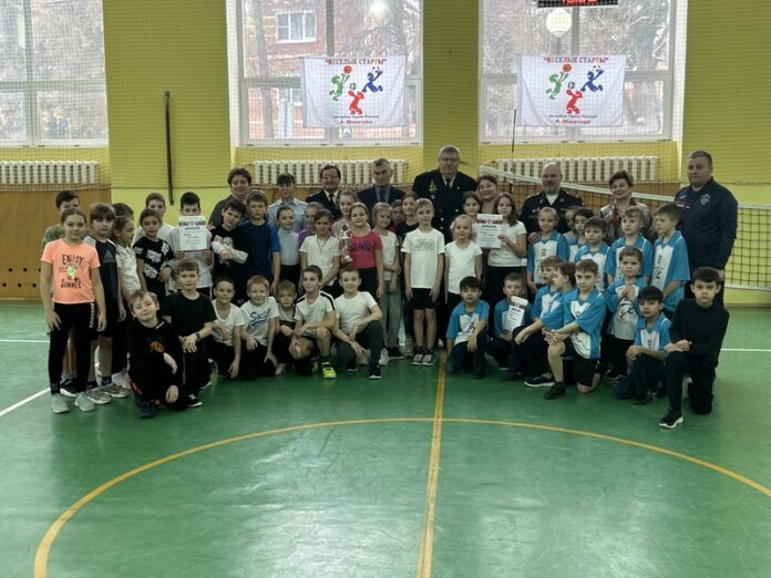 В Подольске полицейские и общественники провели «Веселые старты» для школьников В Подольске полицейские и общественники провели «Веселые старты» для школьников