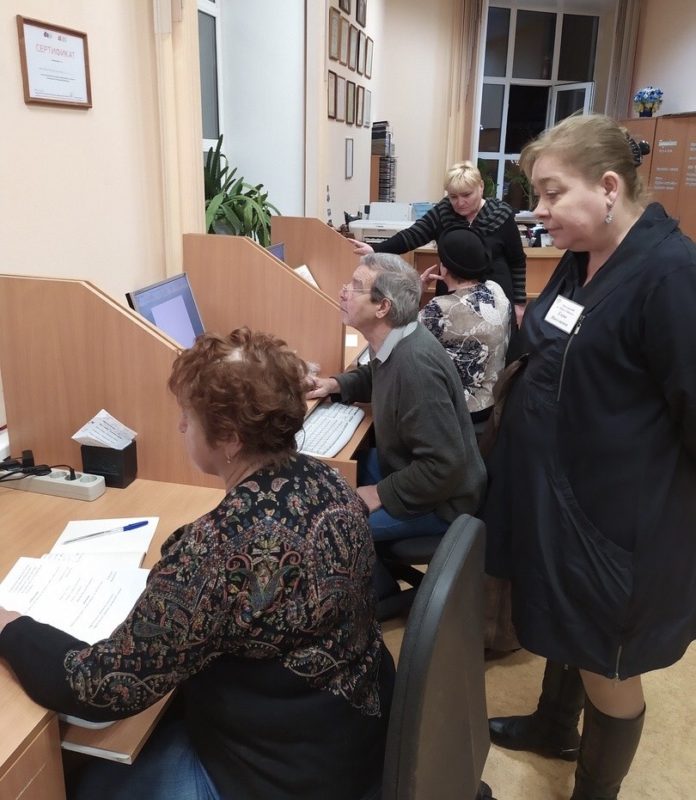В библиотеке № 1 имени Павла Северного проходят занятия компьютерной грамотности