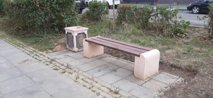 На улице Генерала Стрельбицкого установили новые лавочки и урны появились На улице Генерала Стрельбицкого установили новые лавочки и урны появились