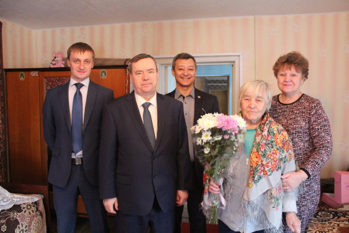 Подольчанок тружениц тыла поздравили с 90-летием в микрорайоне Климовск