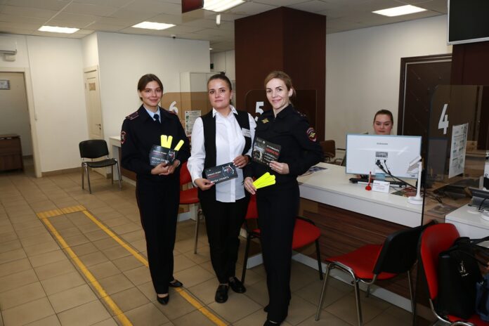 Сотрудники ГИБДД провели профилактическую беседу в МФЦ Сотрудники ГИБДД провели профилактическую беседу в МФЦ