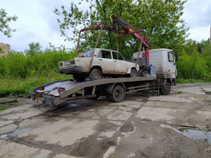 В Климовске проводится работа по вывозу транспортных средств с признаками бесхозяйных