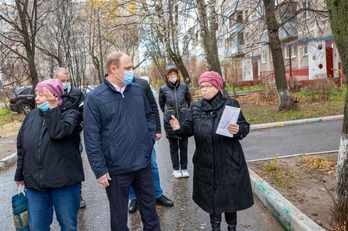 Первый заместитель главы администрации Владислав Лукьяненко проверил cодержание дворовых территорий по нескольким адресам Первый заместитель главы администрации Владислав Лукьяненко проверил cодержание дворовых территорий по нескольким адресам