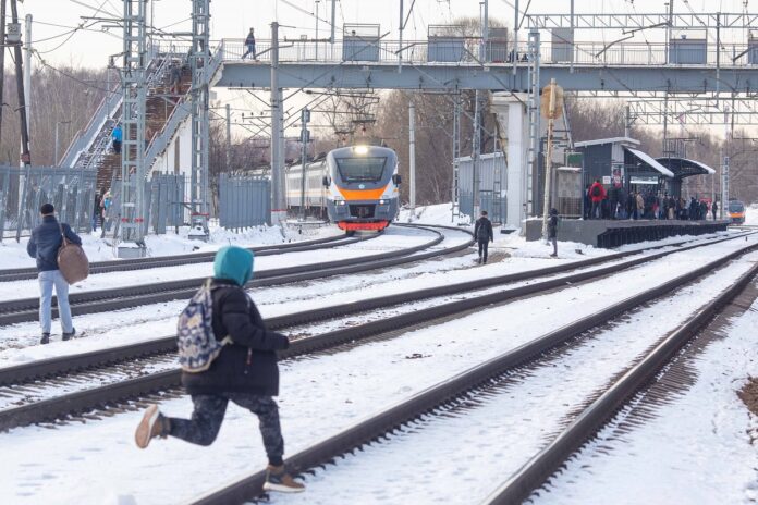 Необходимо соблюдать требования безопасности при переходе железнодорожных путей! Необходимо соблюдать требования безопасности при переходе железнодорожных путей!