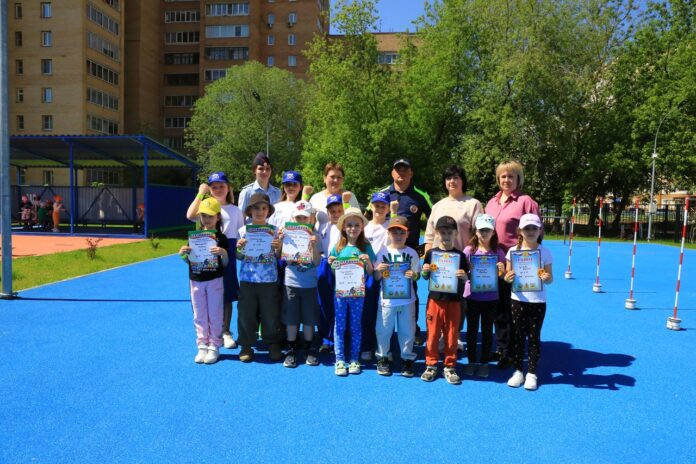 Сотрудники подмосковной Госавтоинспекции и ЮИДовцы проводят обучающие квесты для воспитанников детского сада Сотрудники подмосковной Госавтоинспекции и ЮИДовцы проводят обучающие квесты для воспитанников детского сада