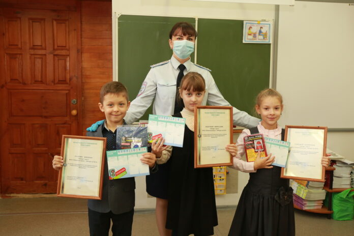 Сотрудники Госавтоинспекции Подольска поблагодарили учащихся начальной школы-детского сада №58 за участие в конкурсе тематических... Сотрудники Госавтоинспекции Подольска поблагодарили учащихся начальной школы-детского сада №58 за участие в конкурсе тематических...