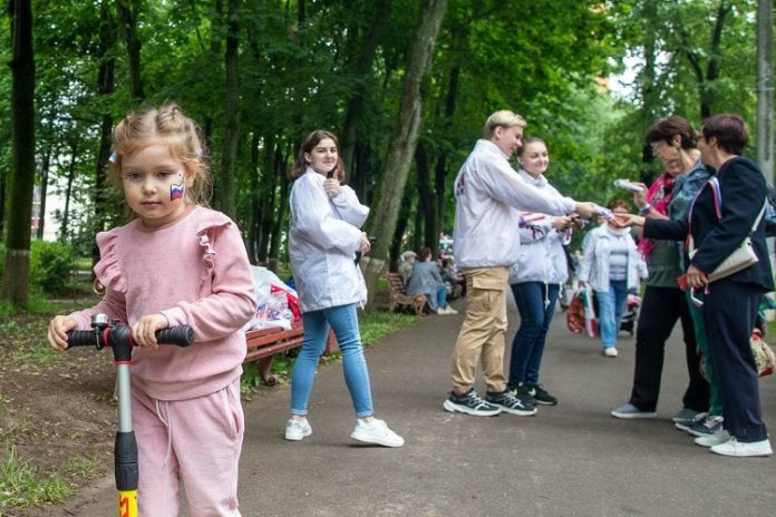 3000 ленточек «Российский триколор» раздали волонтеры в День России в Большом Подольске 3000 ленточек «Российский триколор» раздали волонтеры в День России в Большом Подольске