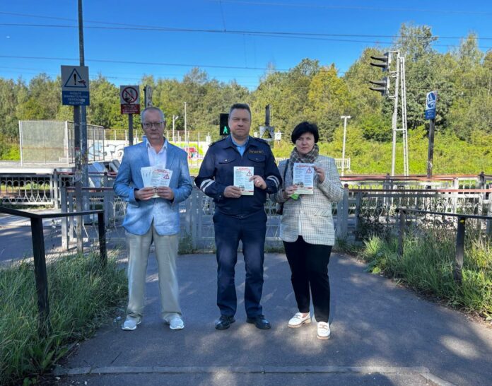 На станции Львовская пассажирам раздали 50 листовок о правилах безопасности