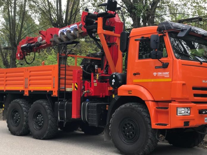 Подольский комбинат благоустройства начал использовать в работе бурильно-крановую машину