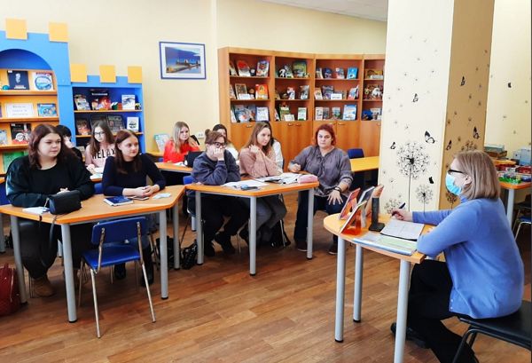 Очередное занятие для студентов колледжа «Знание» прошло в детской библиотеке № 11 в рамках...