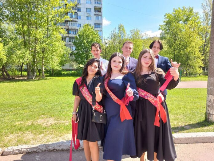 Для выпускников школы № 27 прозвенел последний школьный звонок Для выпускников школы № 27 прозвенел последний школьный звонок