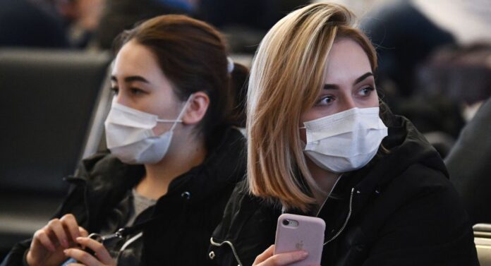 Роспотребнадзор предупреждает: маска снижает риск респираторных инфекций почти в 2 раза