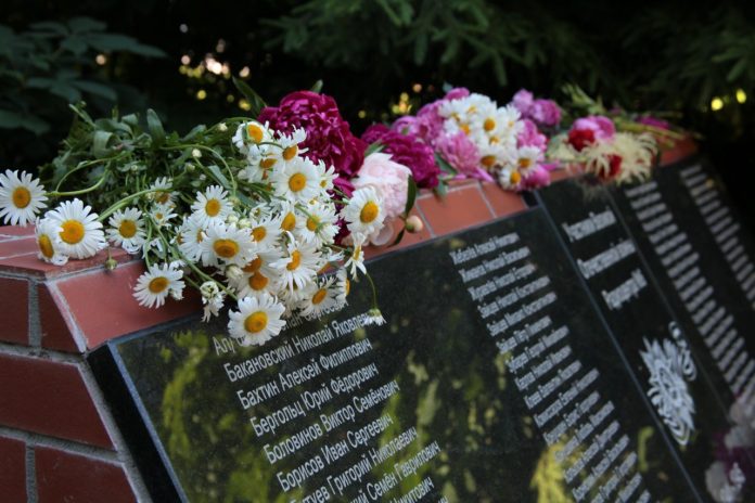 В Большом Подольске в День памяти и скорби возложили цветы к памятникам и мемориалам В Большом Подольске в День памяти и скорби возложили цветы к памятникам и мемориалам