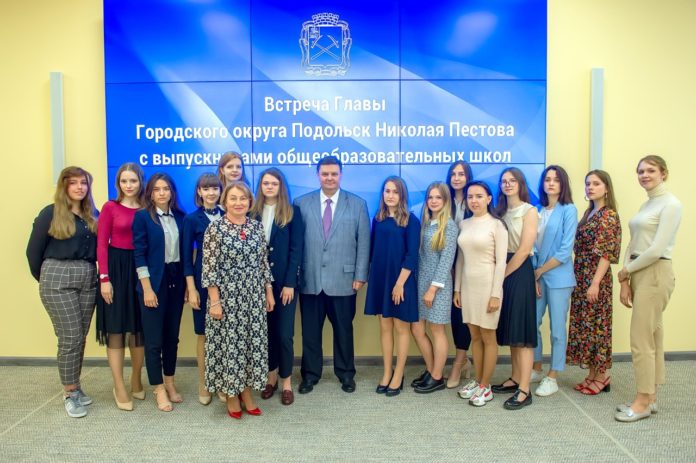 Глава округа Николай Пестов встретился с выпускниками школ, сдавшими ЕГЭ на 100 баллов Глава округа Николай Пестов встретился с выпускниками школ, сдавшими ЕГЭ на 100 баллов
