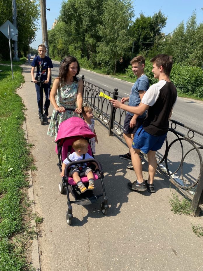 Волонтеры раздали буклеты о спорте климовчанам Волонтеры раздали буклеты о спорте климовчанам