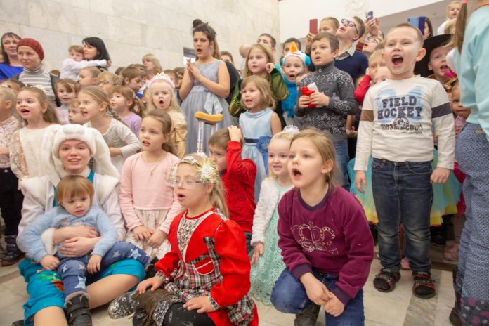 В путешествие во времени отправились гости новогоднего праздника во дворце культуры “Октябрь” В путешествие во времени отправились гости новогоднего праздника во дворце культуры “Октябрь”