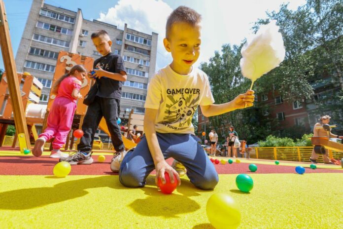 В Климовске 1 июня открыли три обновленные детские площадки В Климовске 1 июня открыли три обновленные детские площадки