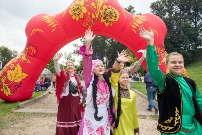 Фестиваль «Славянское подворье»-2021 завершится выступлениями прославленных коллективов «Гусляры России» и «Садко» Фестиваль «Славянское подворье»-2021 завершится выступлениями прославленных коллективов «Гусляры России» и «Садко»