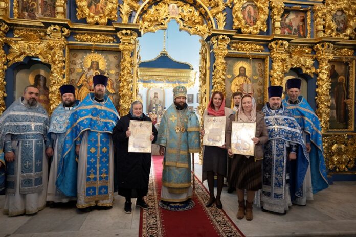 В Знаменском храме поселка Дубровицы прошли торжества по случаю 30-летия возрождения приходской жизни