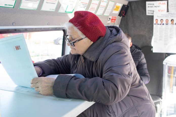 Жители поселка Стрелковской фабрики сделали свой выбор на выездном избирательном участке Жители поселка Стрелковской фабрики сделали свой выбор на выездном избирательном участке