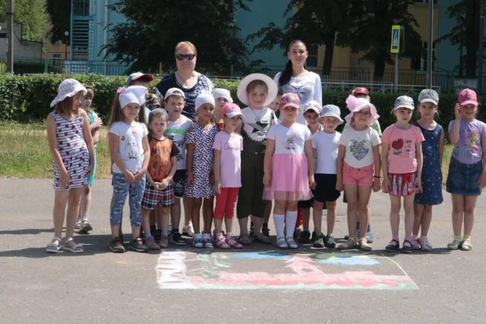 На площадке у ДК «Металлург» прошло мероприятие, посвящённое Дню России