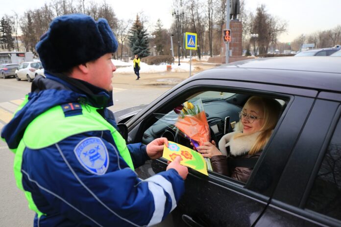 Госавтоинспекция г.о. Подольск присоединилась к ежегодным Всероссийским акциям «Цветочный патруль» Госавтоинспекция г.о. Подольск присоединилась к ежегодным Всероссийским акциям «Цветочный патруль»
