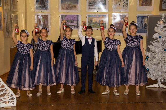 Во Дворце культуры «Октябрь» прошел вокальный концерт «Учитель и ученики» музыкально-хоровой студии «Радуга» Во Дворце культуры «Октябрь» прошел вокальный концерт «Учитель и ученики» музыкально-хоровой студии «Радуга»