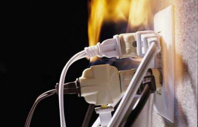 При эксплуатации электрооборудования нужно соблюдать правила безопасности