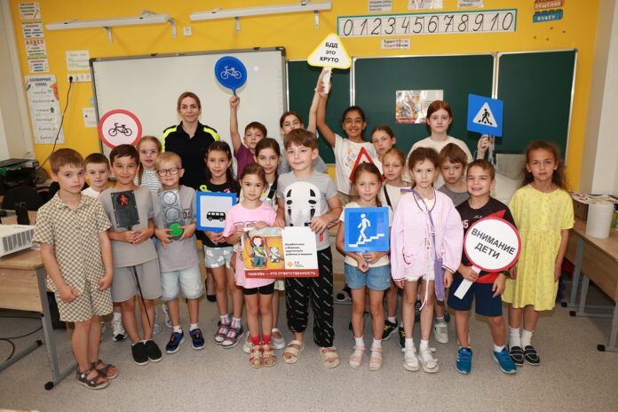В Московской области сотрудники Госавтоинспекции проводят уроки дорожной безопасности в школьных лагерях
