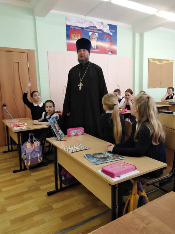Школу №13 посетил настоятель Благовещенского храма