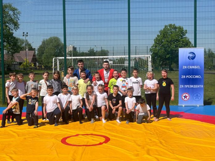 Открытую тренировку по самбо провели для гимназистов в Климовске