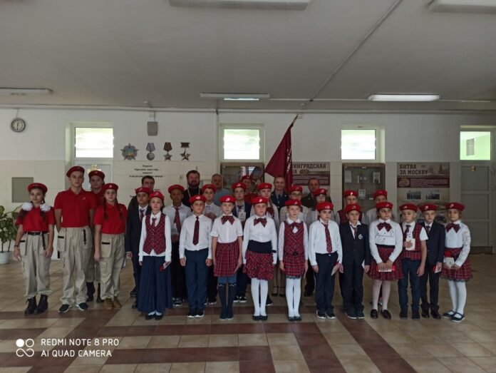 В Гимназии №7 юным патриотам вручили книжки юнармейцев В Гимназии №7 юным патриотам вручили книжки юнармейцев