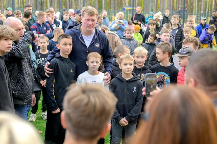 Юные подольские спортсмены встретились в парке с легендой бокса Юные подольские спортсмены встретились в парке с легендой бокса