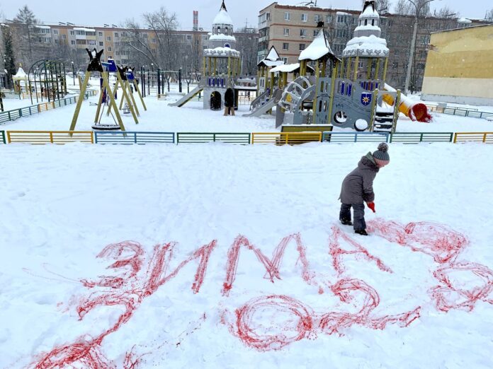 На площадке у ДК «Металлург» провели мероприятие «Порисуем на снегу» На площадке у ДК «Металлург» провели мероприятие «Порисуем на снегу»