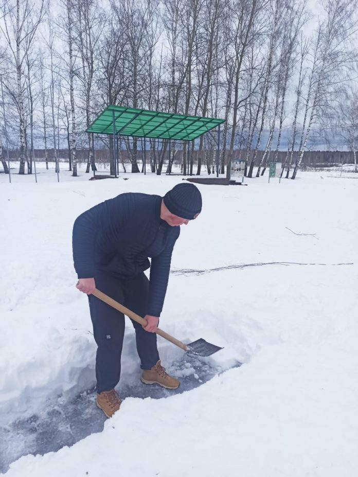 На мемориальном комплексе Кузовлёво, юнармейцы Городского округа Подольск провели уборку снега На мемориальном комплексе Кузовлёво, юнармейцы Городского округа Подольск провели уборку снега