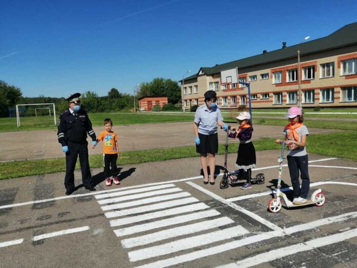 В лагере дневного пребывания Толбинской школы сотрудники Госавтоинспекции провели тематическую акцию «Заметный пешеход»