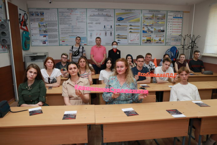 Aвтоинспекторы организовали социальный раунд «Некуда спешить» в Подольске Aвтоинспекторы организовали социальный раунд «Некуда спешить» в Подольске