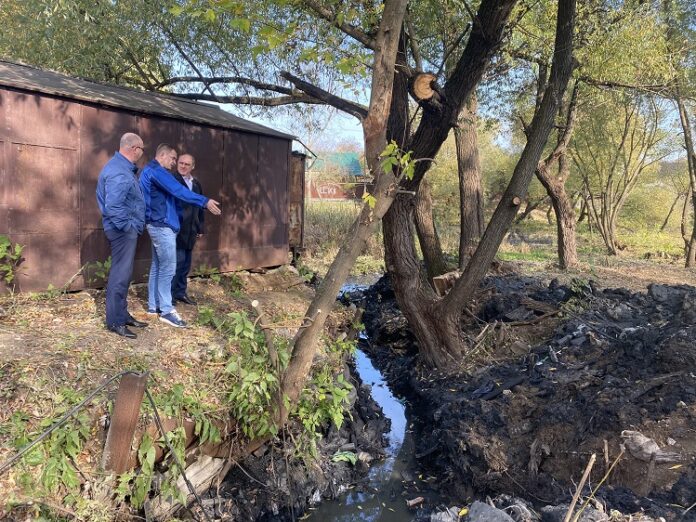 Выездное заседание Комиссии по предупреждению и ликвидации чрезвычайных ситуаций по вопросу загрязнения ручья Неумейка... Выездное заседание Комиссии по предупреждению и ликвидации чрезвычайных ситуаций по вопросу загрязнения ручья Неумейка...