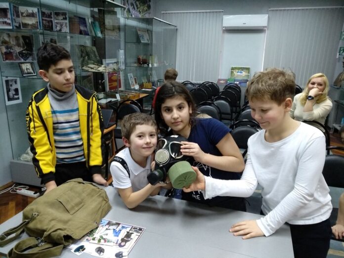 Сотрудники Климовского историко-краеведческого музея провели экскурсию «Мундир, как зеркало эпохи»