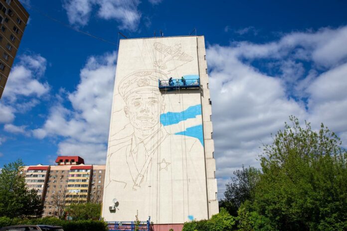 Мурал с изображением Виктора Талалихина создают в Подольске Мурал с изображением Виктора Талалихина создают в Подольске