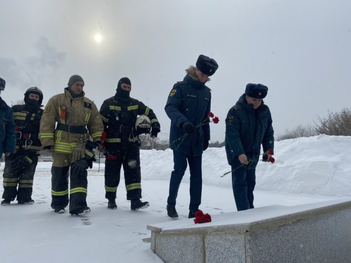 Спасатели и пожарные Подольска возложили цветы к памятнику Подольским курсантам Спасатели и пожарные Подольска возложили цветы к памятнику Подольским курсантам