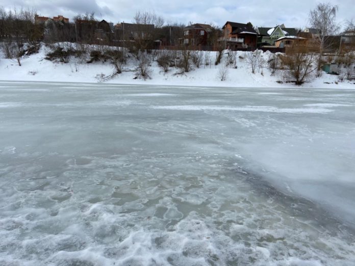 Толщина льда на реке Пахре 3 марта Толщина льда на реке Пахре 3 марта