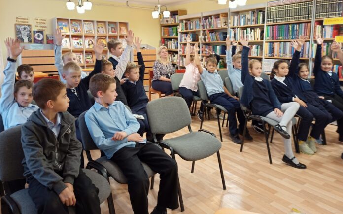 С творчеством писателя Романа Сефа познакомили в климовской библиотеке № 27 С творчеством писателя Романа Сефа познакомили в климовской библиотеке № 27