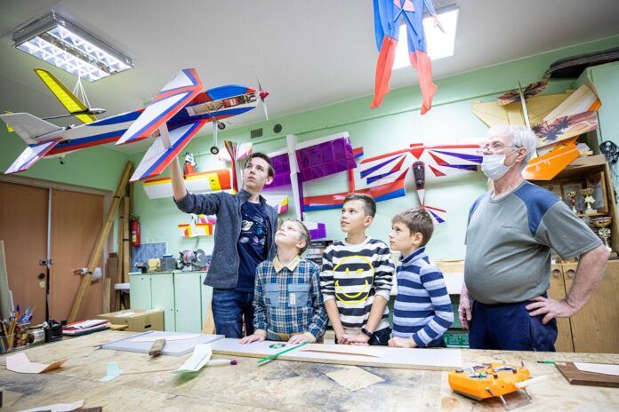 В климовском Доме детского творчества «Контакт» занимаются около 1500 детей В климовском Доме детского творчества «Контакт» занимаются около 1500 детей