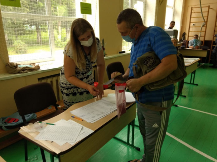 Активно и безопасно голосуют по поправкам в Конституцию жители микрорайона Львовский на участке №... Активно и безопасно голосуют по поправкам в Конституцию жители микрорайона Львовский на участке №...