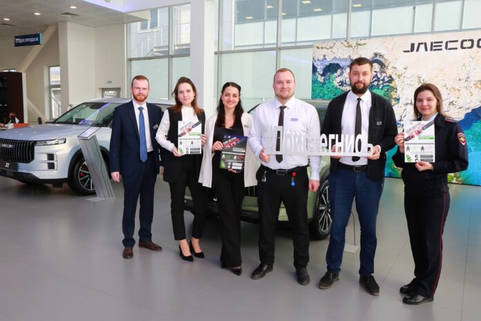 Госавтоинспекция проводит информационно-разъяснительную работу с посетителями автосалонов Госавтоинспекция проводит информационно-разъяснительную работу с посетителями автосалонов