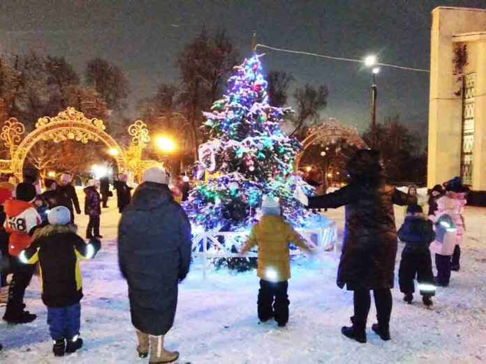 В поселке МИС провели церемонию зажжения новогодней ёлки В поселке МИС провели церемонию зажжения новогодней ёлки