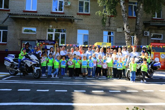 Автоинспекторы совместно с общественниками и заинтересованными ведомствами провели яркое мероприятие «В стране ПДД» Автоинспекторы совместно с общественниками и заинтересованными ведомствами провели яркое мероприятие «В стране ПДД»