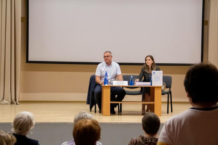 Встреча с жителями по вопросам ЖКХ состоялась в микрорайоне Климовск